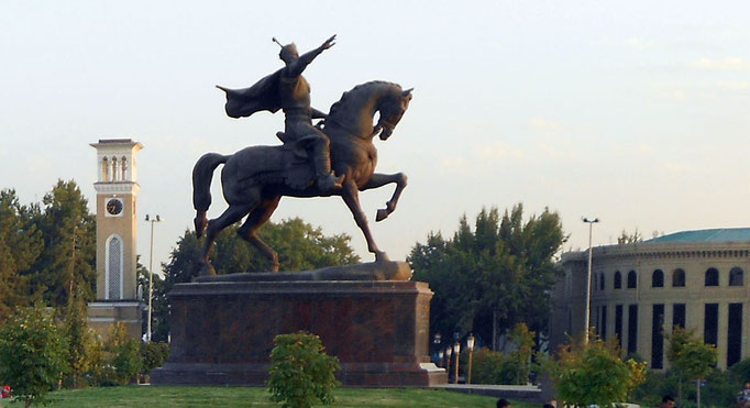 Estatua ecuestre de Tamerlan en la plaza Amin Timur de Tashkent (lateral)