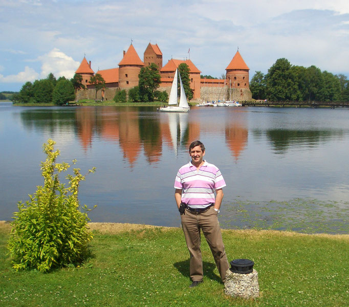 desde el Lago Galve con el Castillo de Trakai al fondo
