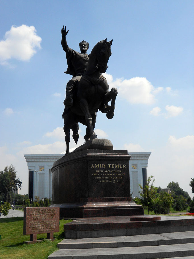 Estatua ecuestre de Tamerlan en la plaza Amin Timur de Tashkent (frontal)