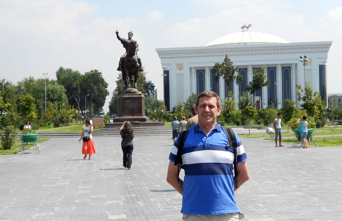 desde la plaza Amin Timur de Taskent con Tamerlan al fondo