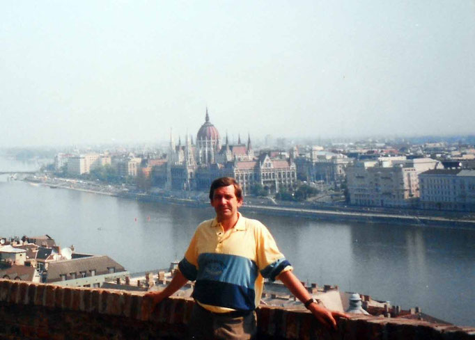 Palacio imperial Budapest desde el Bastión de los Pescadores en Buda