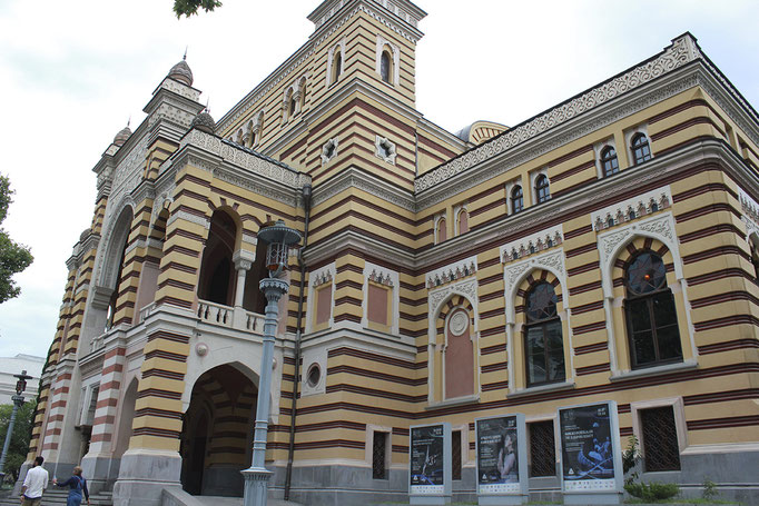 Teatro Nacional de la Opera de Tbilisi frente