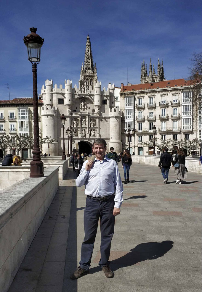 desde el puente de Santa María hacia el arco homónimo de entrada al recinto catedralicio