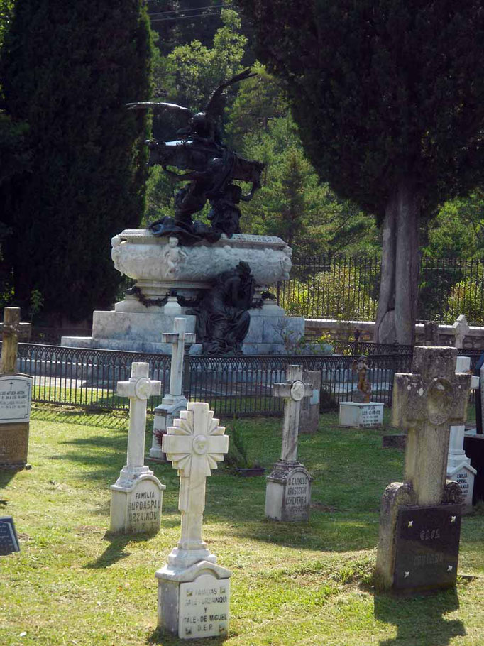 Cementerio de Roncal y Mausoleo del Tenor Gayarre