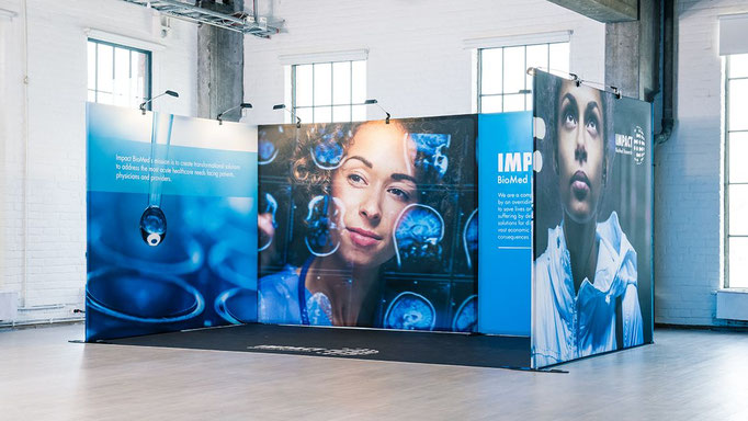 GrandFabric Messe-Reihenstand (U-Stand) + Lightbox