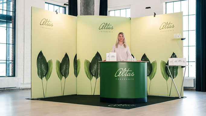GrandFabric Messe-Eckstand + Abstellraum (Bogenmodul) + Koffertheke