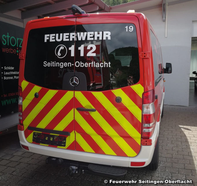 Heckansicht mit Warnbeklebung