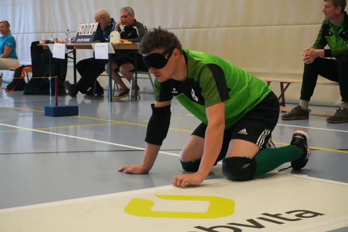 Stobi wartet auf den Pass