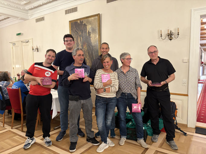 Unsere Helfer:innen an Tisch und als Schiri