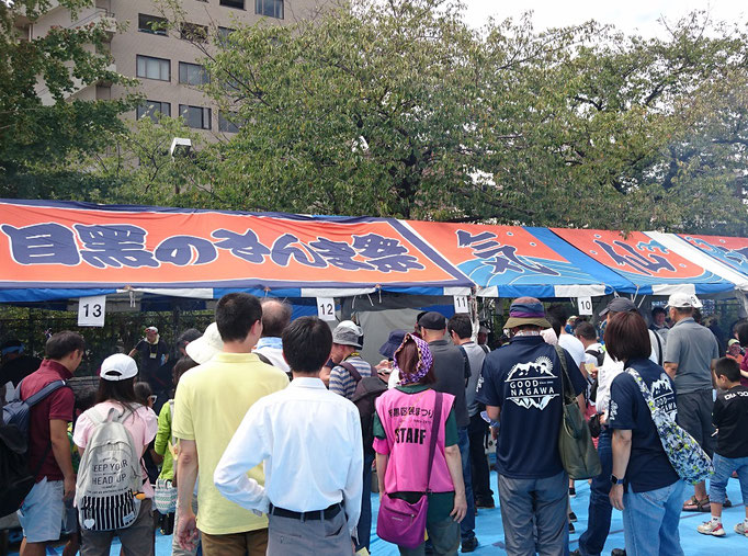 2019/09目黒のさんま祭・気仙沼港のテントと待ち客（田道広場公園）by T&T