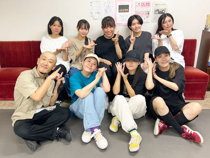 千葉県千葉市で活動をしています、千葉ダンススクール Beat squadの西千葉スタジオ・土曜日R&Bクラスの皆♪アミン入会の嬉しい記念の1枚♪