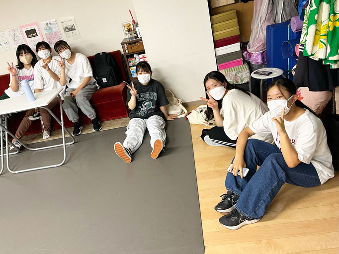 千葉ダンススクール Beat squadの西千葉スタジオ・月曜日クラスのメンバー♪レッスン前ののんびりタイム♪
