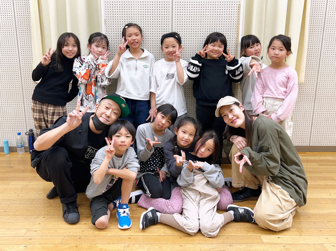先日、千葉ダンススクール Beat squadの火曜日・キッズヒップホップクラスに、新しいお友達、みなと、なぎさちゃん、ゆうなちゃん、はるかちゃんの4名が入会してくれました♪