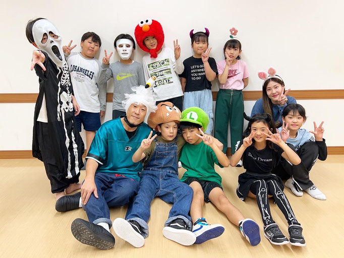 先日、千葉ダンススクール Beat squadの水曜日・キッズヒップホップクラスでプチハロウィンを楽しみました♪