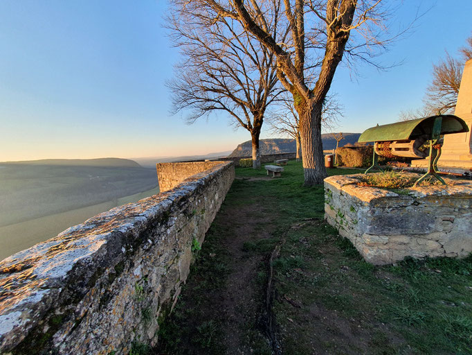 Puycelsi vue dominante place médiévale tarn-et-garonne quercy gites du mas d'aspech 