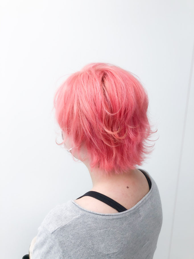 薄めのピンクヘア