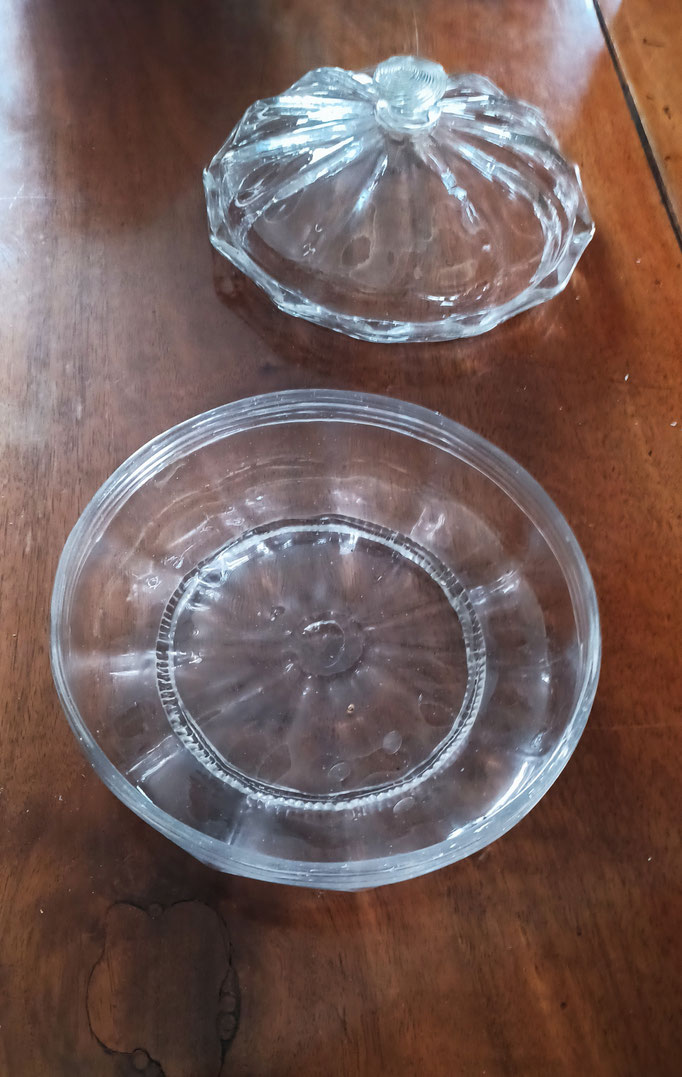 Bonbonnière en verre blanc XVIII° siècle  
