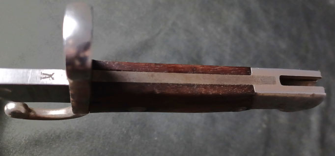 baïonnette  mauser argentine  modelèle 1909 detail poihnée bois et glissiére 