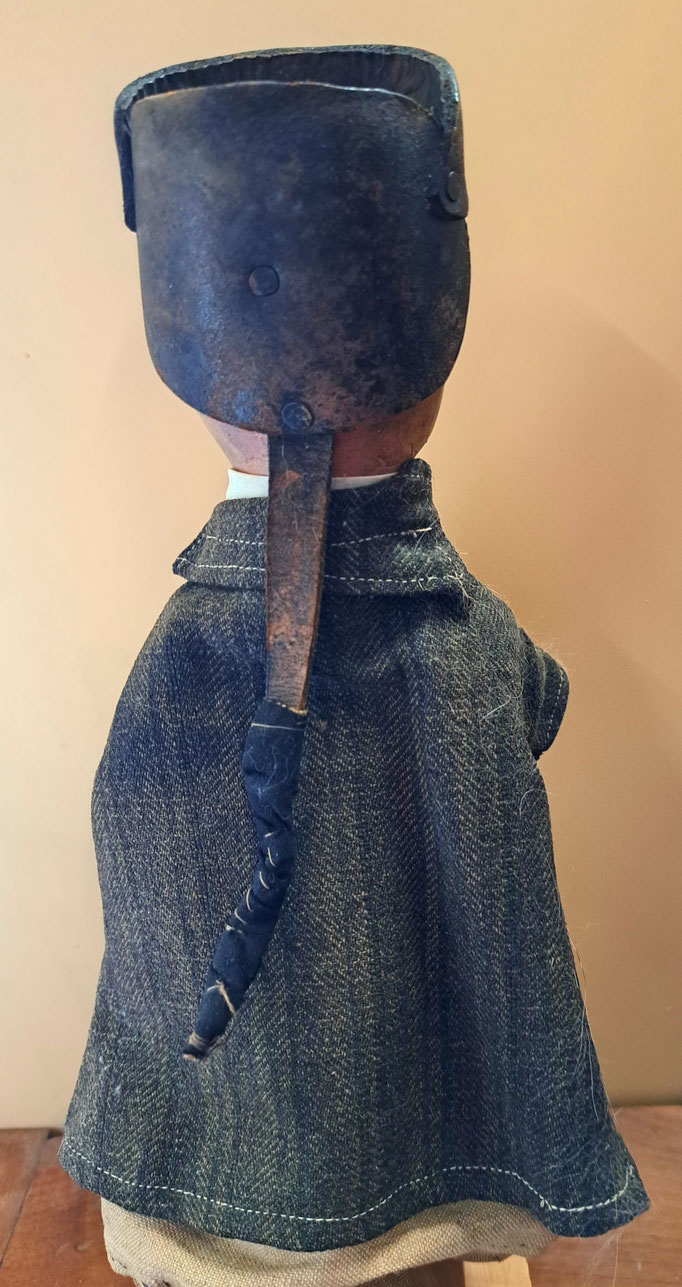 guignol ancien vue du dos 