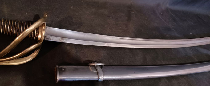 sabre de cavalerie légère modèle 1822 modifié 82 vue du fourreau poli et de la lame 