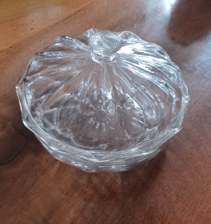 Bonbonnière en verre blanc XVIII° siècle  