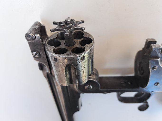 revolver smith et wesson cal 44 russian vue de l 'extracteur ouvert 