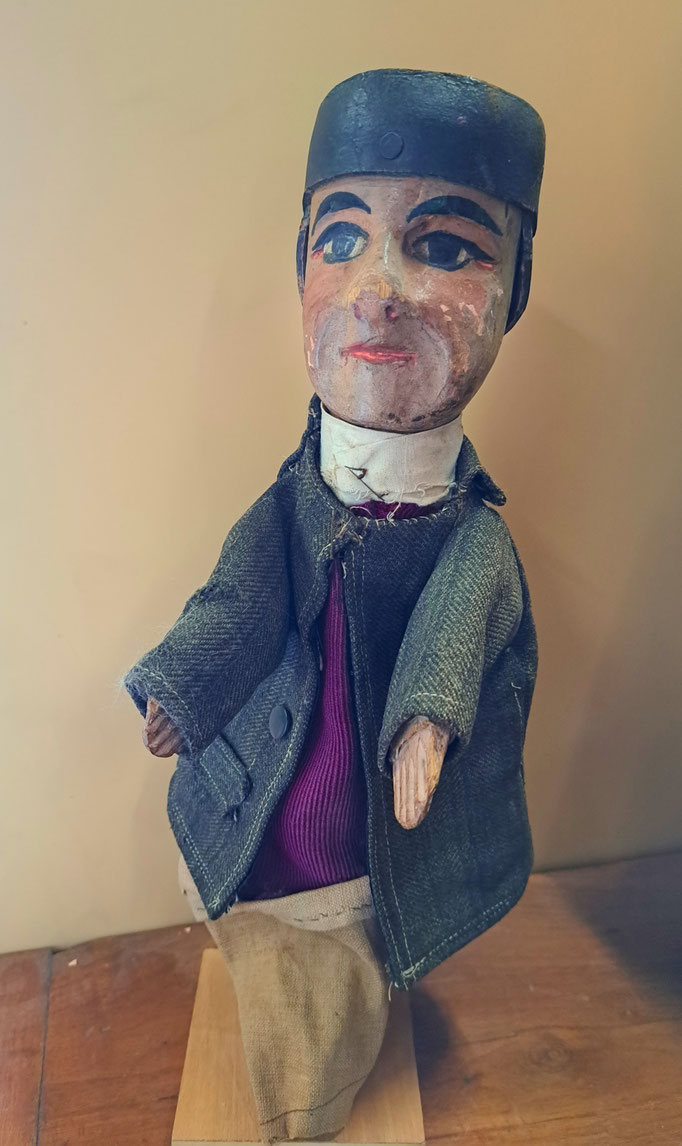 guignol ancien vue du costume 