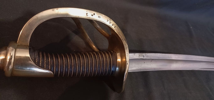 sabre de cavalerie légère modèle 1822 modifié 82 detail des poinçons sur la poignée 
