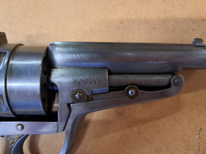  revolver baby Galand 9 mm vue du sytéme d'extraction fermé 