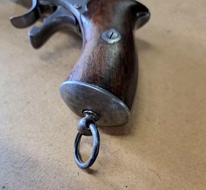  revolver baby Galand 9 mm detail de la crosse en bois 