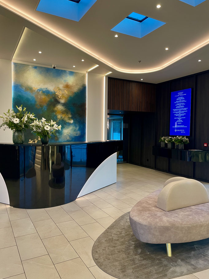 Der wahnsinnig großzügige Rezeptionsbyereich der AMADEUS Riva