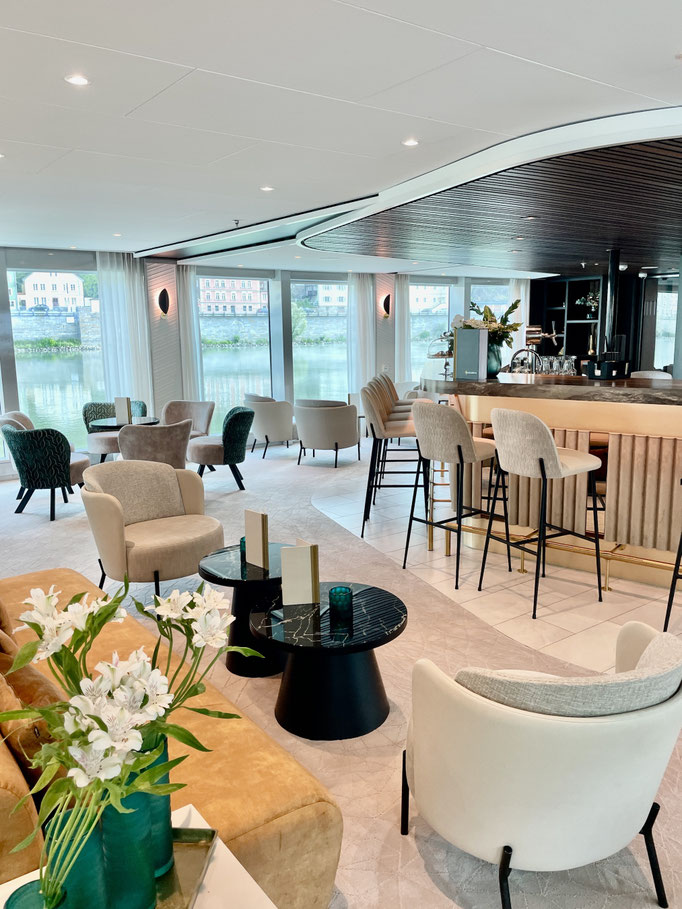 Die Panorama Lounge und Panorama Bar der AMADEUS Riva