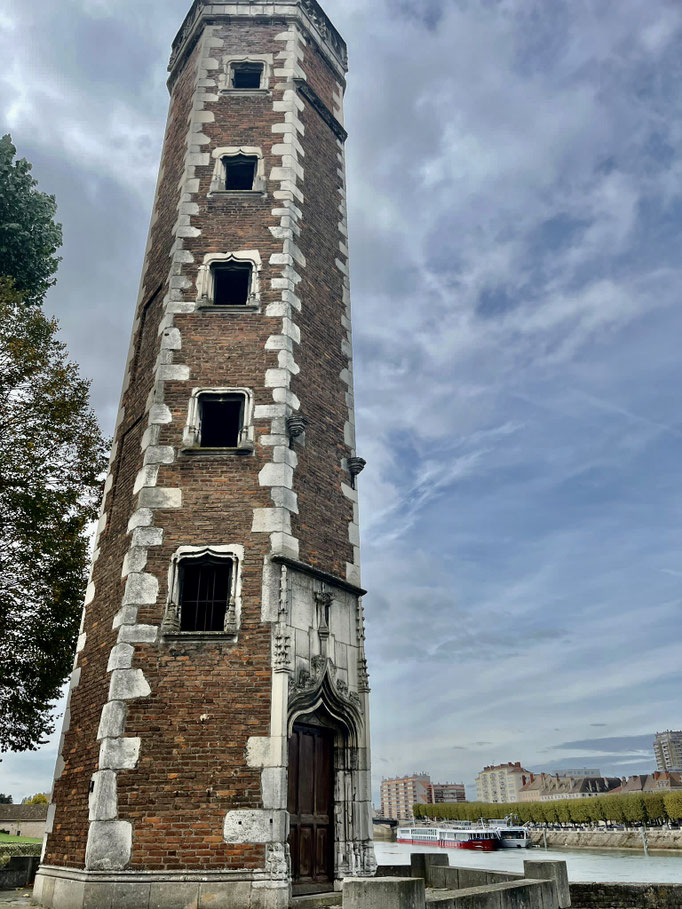 Rechts neben dem Turm versteckt sich die BIJOU DU RHÔNE
