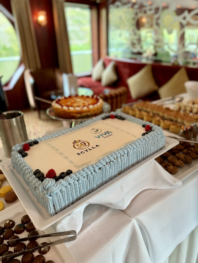 Zu den Jubiläen von VIVA Cruises (5 Jahre) und dem Mutter-Unternehmen Scylla (50 Jahre) gibt es eine ganz besondere Torte
