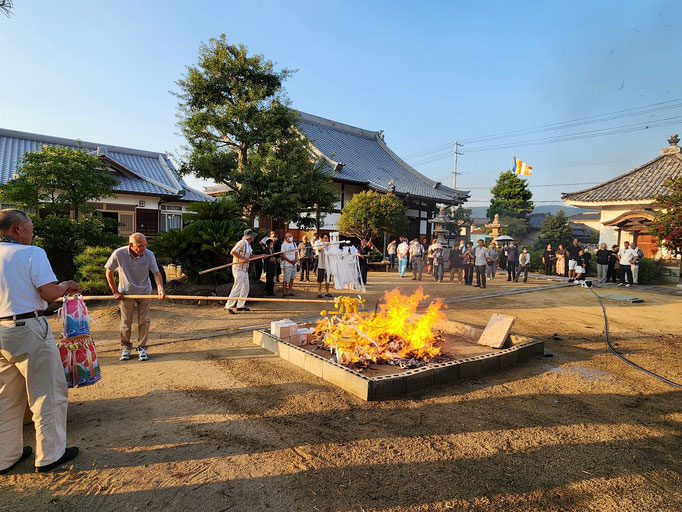 灯籠お焚きあげ