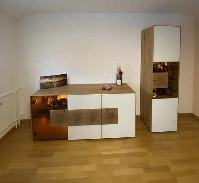 Sidebord und Vitrine mit Eichenholzquadraten von schwäbischen Alb