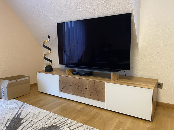 Korpus aus Vollmasivholz, sowie weißen Fronten mit Lack Mattglas