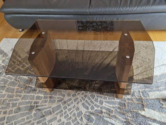 Passend zu dem Arrangement gefertigter Couchtisch 