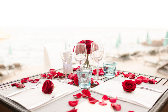 Dîner romantique face à la mer méditerranée 