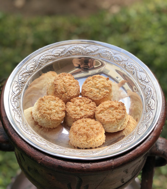 Amarguillos. Un bocado delicioso de almendras, limón y azúcar. No contiene gluten. 6´50€, caja de12 unidades