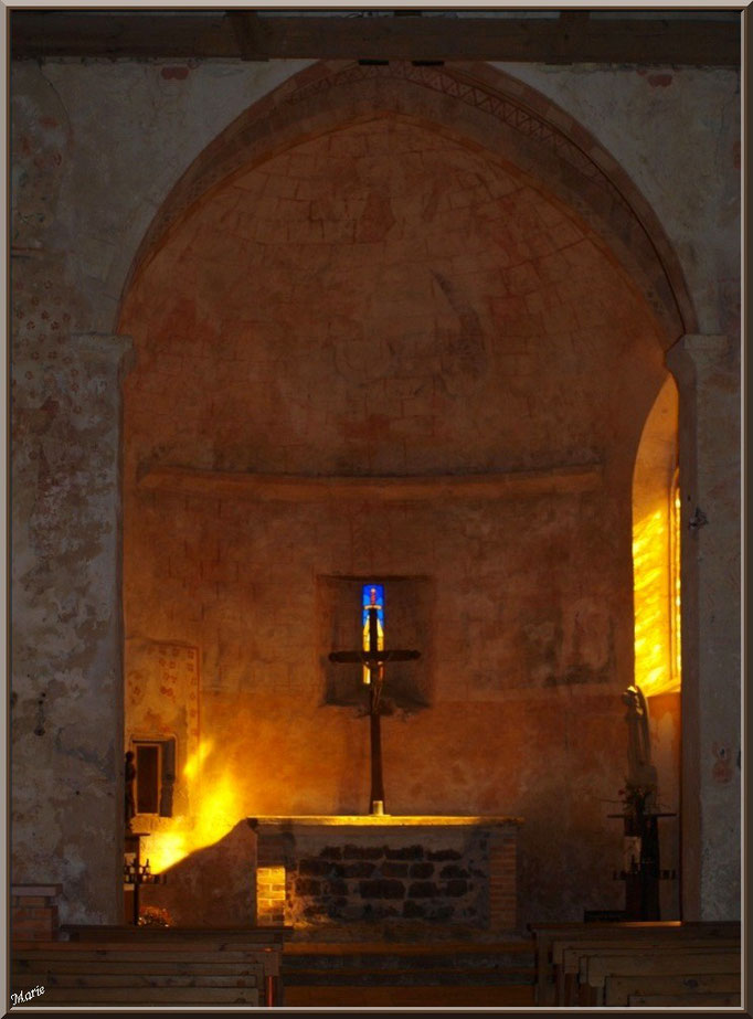 Eglise St Michel du Vieux Lugo à Lugos (Gironde) : l'autel et sa lumière divine