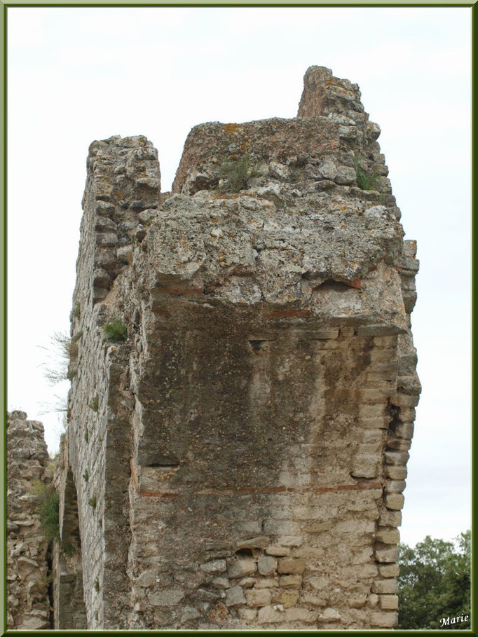 Aqueduc à Fontvielle dans les Alpilles (Bouches du Rhône), vestiges d'une arche