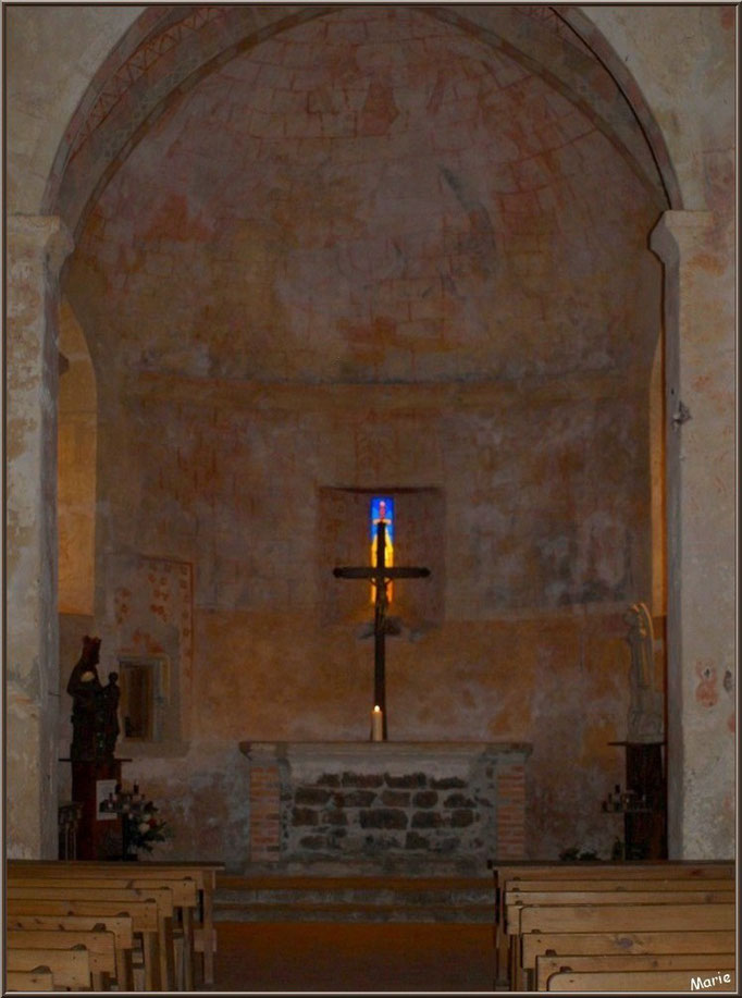 Eglise St Michel du Vieux Lugo à Lugos (Gironde) : l'autel et sa lumière divine