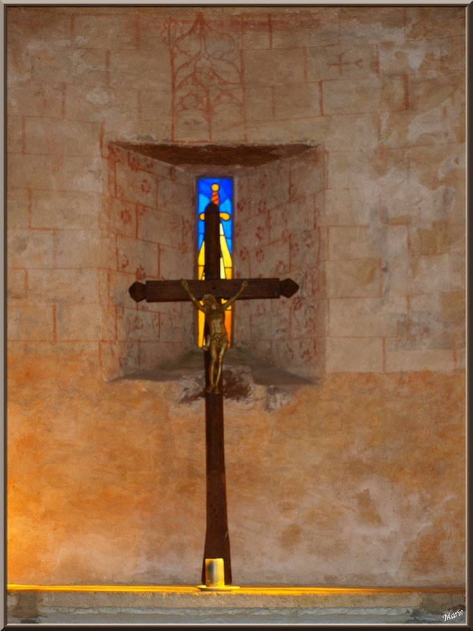 Eglise St Michel du Vieux Lugo à Lugos (Gironde) : croix sur l'autel et sa lumière divine