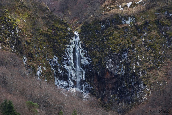 La grande Cascade de la Biche , Vallée de Chaudefour , vu de très loin 12.11.2013  La roche tout autour commence à se couvrir de glace ..