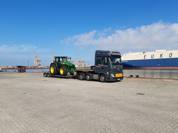 Transport Traktor nach Bremerhaven