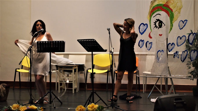 le attrici Roberta Amato ( sx) e Alice Sgroi (dx)