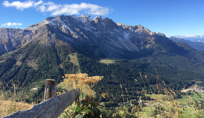 4.10. vormittags. Blick von Hirzelweg (Paolina) über Karersee auf Latemar.