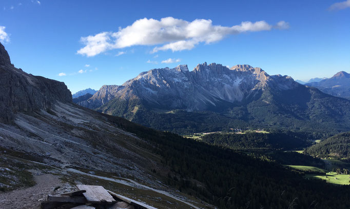 4.10. morgens. Blick von Kölner Hütte entlang Hirzelweg auf Latemar.