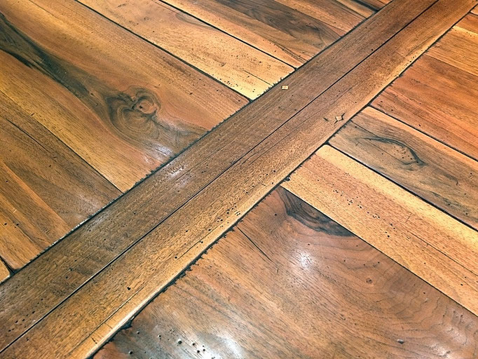 Detailss Tisch Normandie Nussbaum